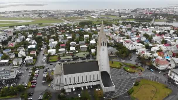 Widok Lotu Ptaka Wokół Słynnego Kościoła Hallgrimskirkja Miasta Reykjavik Islandii — Wideo stockowe