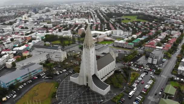 Widok Lotu Ptaka Wokół Słynnego Kościoła Hallgrimskirkja Miasta Reykjavik Islandii — Wideo stockowe