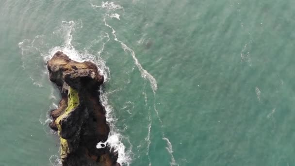 Drone Vista Playa Arena Negra Reynisfjara Ciudad Vik Sur Islandia — Vídeos de Stock