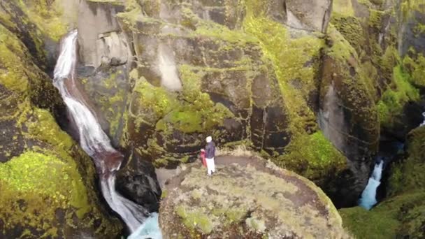 Vista Aérea Del Dron Alrededor Gente Cañón Fjadrargljufur Islandia — Vídeos de Stock