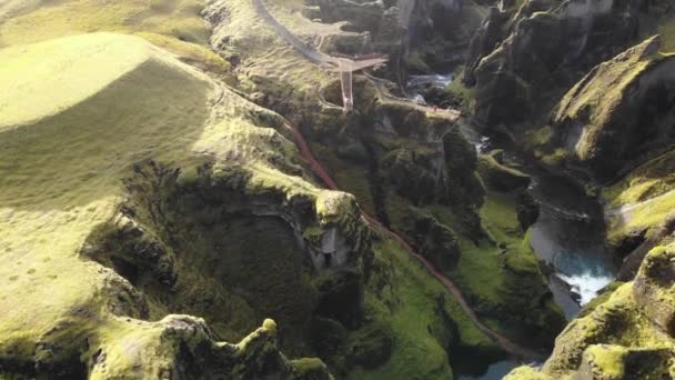 Drone Luchtfoto Rond Mensen Fjadrargljufur Canyon Ijsland — Stockvideo