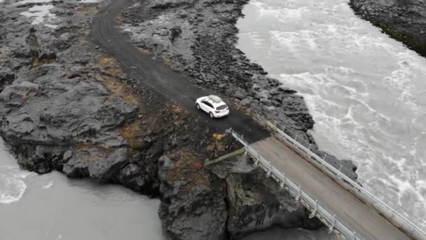 Vue Aérienne Drone Suit Voiture Blanche Sur Route Long Des — Video