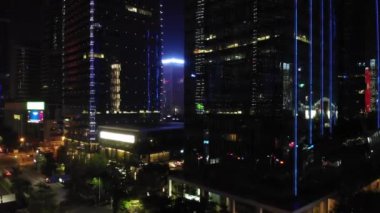 Shenzhen, Çin - aydınlatılmış şehir manzarası, şehir merkezi hava manzaralı gece videosu