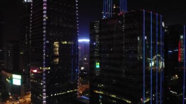 Shenzhen, Çin - aydınlatılmış şehir manzarası, şehir merkezi hava manzaralı gece videosu