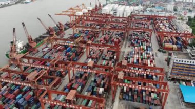 Guangzhou kargo limanı / Çin 'deki konteynırların 4k drone görüntüleri.