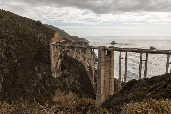 Vistas del Puente Bixby Creek al atardecer en Big Sur, California, EE.UU. . —  Fotos de Stock