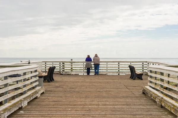 Emberek San Simeon Pier, California, Amerikai Egyesült Államok — Stock Fotó