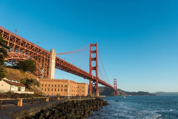 Gündoğumu, Golden Gate Köprüsü San Francisco Fort noktadan — Stok fotoğraf