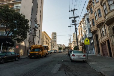 Bir şehir San Francisco, Kaliforniya, ABD'de sokak sarı bir okul otobüs beklemez