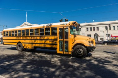 Geleneksel sarı okul otobüsü bir sokakta San Francisco, Kaliforniya, ABD