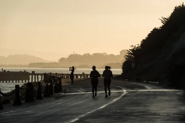 San Francisco, Amerikai Egyesült Államok - 2018. október 12.: Az emberek futás-on sunrise torpedó Wharf és Fort pont San Francisco közelében — Stock Fotó