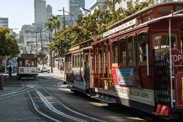San Francisco, California, ABD - 12 Ekim 2018: Geleneksel tramvay arabaları teleferik sokaklarda San Francisco, Kaliforniya, ABD