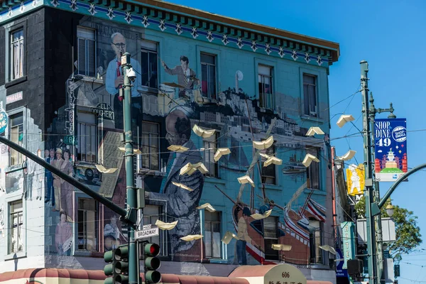Gyönyörű graffiti freskó a falon, és néhány repülő könyvek lógott kívül Észak-San Francisco — Stock Fotó