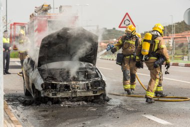 Caceres,: Extremadura, Spain - 24 Nisan 2018: Caceres bir sokakta Yakılan bir araba itfaiye söndürüldü.