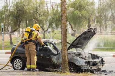 Caceres,: Extremadura, Spain - 24 Nisan 2018: Caceres bir sokakta Yakılan bir araba itfaiye söndürüldü.