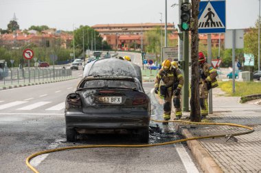 Caceres,: Extremadura, Spain - 24 Nisan 2018: Caceres bir sokakta Yakılan bir araba itfaiye söndürüldü.