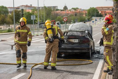 Caceres,: Extremadura, Spain - 24 Nisan 2018: Caceres bir sokakta Yakılan bir araba itfaiye söndürüldü.