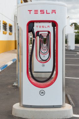 İspanya bir benzin istasyonunda bir Tesla elektrikli supercharger ayrıntılarını standı