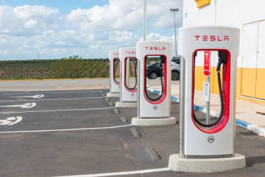 İspanya bir benzin istasyonunda bir Tesla elektrikli supercharger ayrıntılarını standı