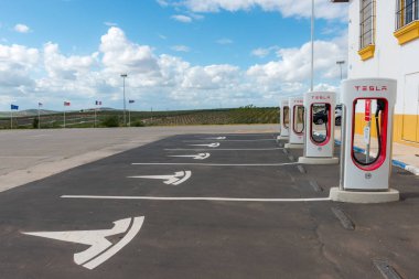 İspanya bir benzin istasyonunda bir Tesla elektrikli supercharger ayrıntılarını standı