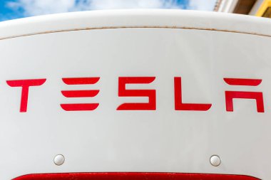 İspanya bir benzin istasyonunda bir Tesla elektrikli supercharger ayrıntılarını standı