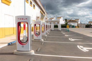 İspanya bir benzin istasyonunda bir Tesla elektrikli supercharger ayrıntılarını standı