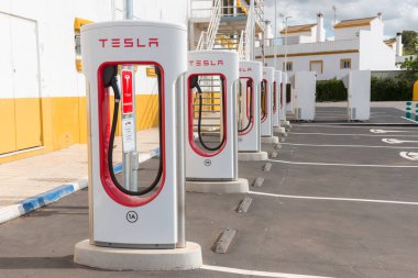 İspanya bir benzin istasyonunda bir Tesla elektrikli supercharger ayrıntılarını standı