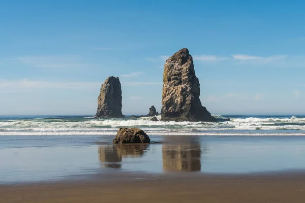 Olas que chocan contra rocas verticales que sobresalen en Cannon Beach, Oregon, EE.UU. . —  Fotos de Stock
