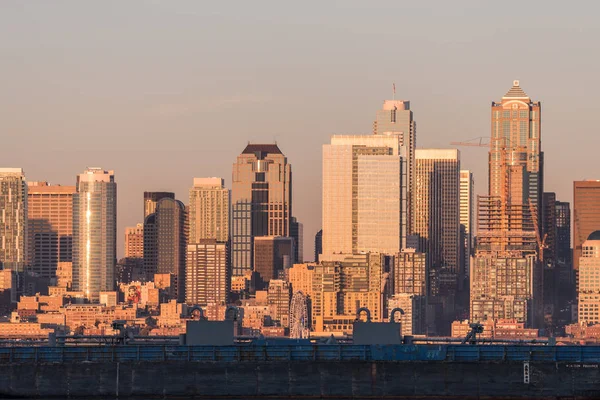 Zachód słońca, światła nad drapaczy chmur w centrum Seattle, Washington, Stany Zjednoczone Ameryki. — Zdjęcie stockowe