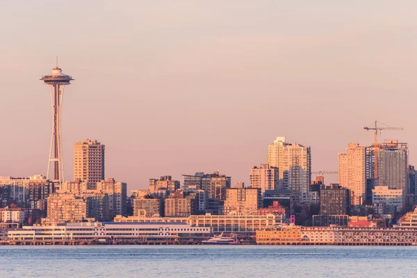 Seattle Bay při západu slunce nad centrum města a věže Space Needle v pozadí, Washington, Usa. — Stock fotografie