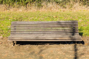 Caceres,: Extremadura, Spain, bir banliyösünde bir parkta bir bankta biraz harap.