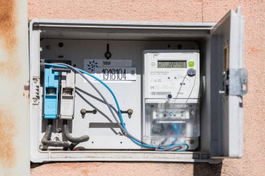 Elektrik panelini açma ve metre bir sokakta Caceres,: Extremadura, Spain.
