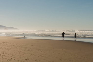 Turistler ve yerliler için top beach, Oregon, ABD de güneşin tadını.