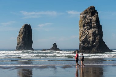 Su topu Beach, Oregon, ABD Pasifik Okyanusu benzersiz kayalarda tarafından turistler geçmek.