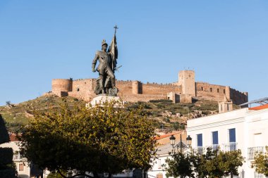 Hernan Cortes heykeli ile kale Medellin arka planda: Extremadura, Spain.