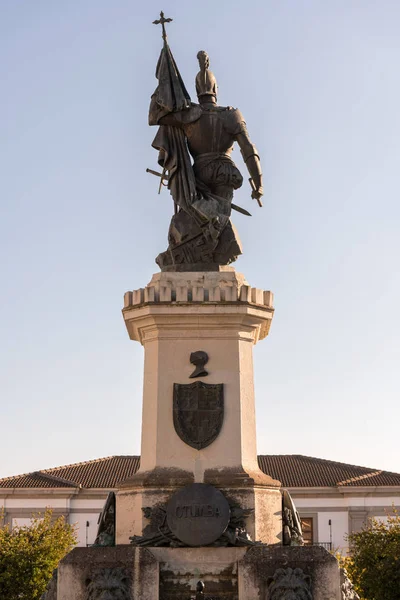 Standbeeld van de Spaanse conquistador Hernan Cortes op het plein met dezelfde naam in Medellin, Extremadura, Spanje. — Stockfoto