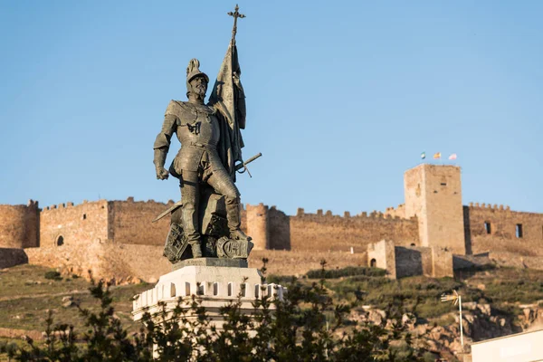 A estátua de Hernan Cortes com castelo de Medellín no fundo, Estremadura, Espanha — Fotografia de Stock