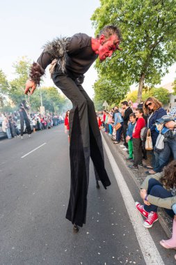 Aziz George'un Bayramı vesilesiyle insanlar korkutucu şeytanlar olarak davrandığından insan.