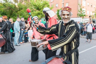 Saint George ve ejderha bayram kutlamaları sırasında boyalı ve gizli müzisyenler.