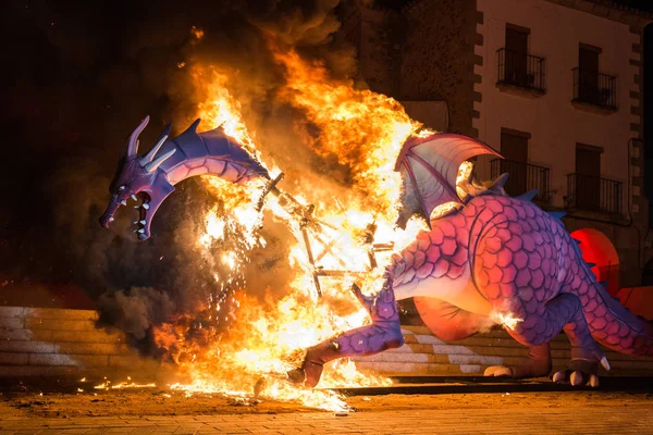 Σταδιοποίηση του καψίματος του Δράκου στην Plaza Mayor επί τη εορτή του Αγίου Γεωργίου. — Φωτογραφία Αρχείου
