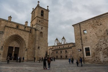 Caceres,: Extremadura, Spain eski şehir Santa Maria meydanda turist.