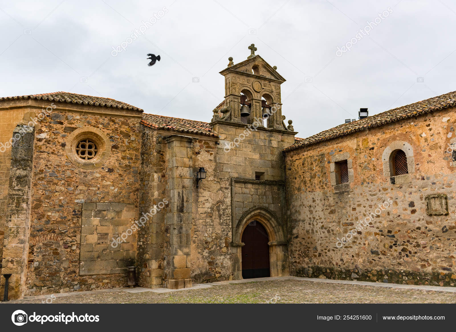 Un Corbeau Survole La Porte Du Couvent De San Pablo Dans La Vieille Ville De Cacere Photographie Estebanmartinena C Un Corbeau Survole La Porte Du Couvent De San Pablo Dans La Vieille Ville De Cacere Photographie Estebanmartinena C