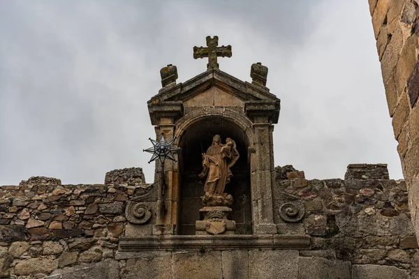 Részlet a Nuestra Senora de la Estrella kis templom tetején található a régi negyedében Caceres bejárati ív. — Stock Fotó