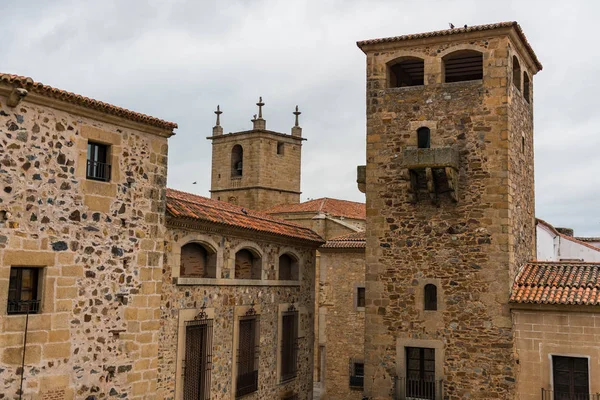 A tornyok és a kő épületek a régi város a Plaza de San Jorge Caceres. — Stock Fotó