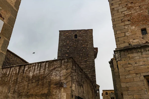 Cielo nublado detrás de Torre de Sande en el casco antiguo de Cáceres . — Foto de Stock