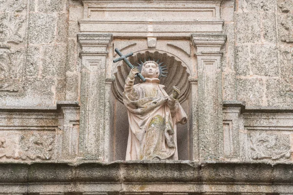 Dettaglio della scultura di San Francisco Javier nella facha della chiesa dello stesso nella piazza di San Jorge a Caceres . — Foto Stock