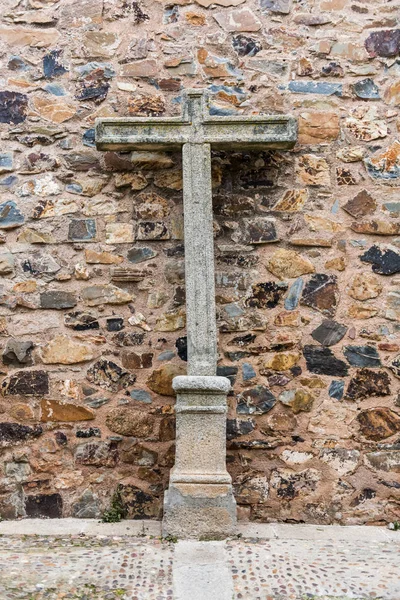 Stone cross, a színes kőfal, a régi város Csomor. — Stock Fotó