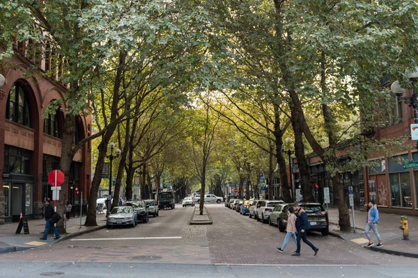 Rue boisée au centre-ville de Seattle, Washington, USA . — Photo