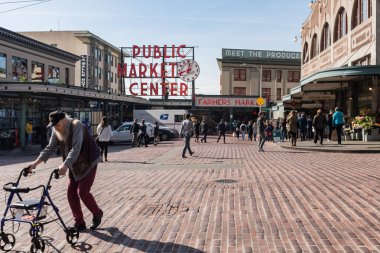 Karakteristical işareti ve insanlar geliyor ve gidiyor ile Seattle Pike pazarı ana girişi.