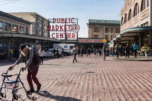Karakteristical işareti ve insanlar geliyor ve gidiyor ile Seattle Pike pazarı ana girişi.